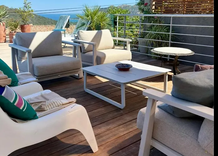 Avec Vue Sur La Baie De Santa Giulia A Porto-vecchio