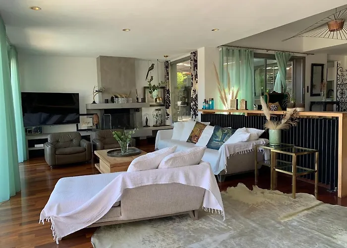 Avec Vue Sur La Baie De Santa Giulia A Porto-vecchio Villa